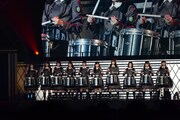 「パフォーマンスメドレー」を披露するけやき坂46。