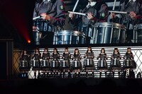 「パフォーマンスメドレー」を披露するけやき坂46。