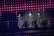 「パフォーマンスメドレー」を披露するけやき坂46。