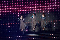 「パフォーマンスメドレー」を披露するけやき坂46。