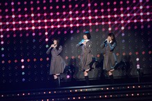 「パフォーマンスメドレー」を披露するけやき坂46。