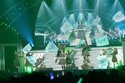 「パフォーマンスメドレー」を披露するけやき坂46。