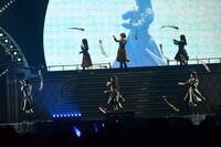 「パフォーマンスメドレー」を披露するけやき坂46。