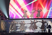 「パフォーマンスメドレー」を披露するけやき坂46。