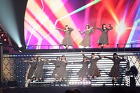 「パフォーマンスメドレー」を披露するけやき坂46。