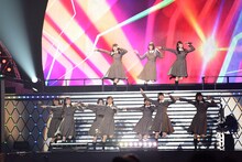 「パフォーマンスメドレー」を披露するけやき坂46。