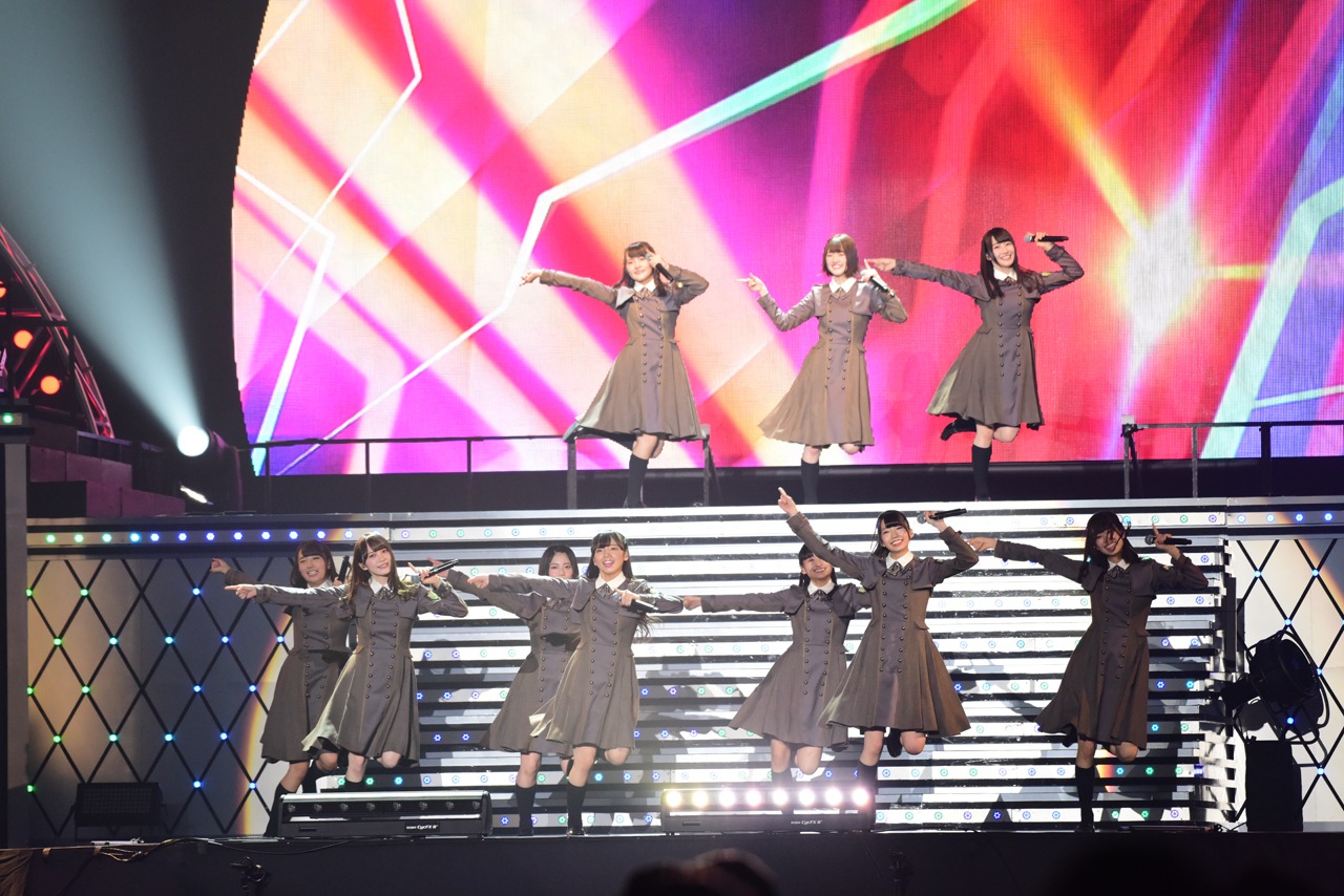 「パフォーマンスメドレー」を披露するけやき坂46。