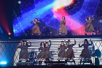 「パフォーマンスメドレー」を披露するけやき坂46。