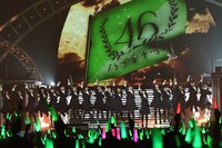 「NO WAR in the future」を披露するけやき坂46の1期生と2期生。