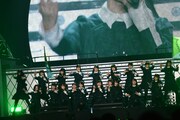 「NO WAR in the future」を披露するけやき坂46の1期生と2期生。