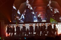 「NO WAR in the future」を披露するけやき坂46の1期生と2期生。