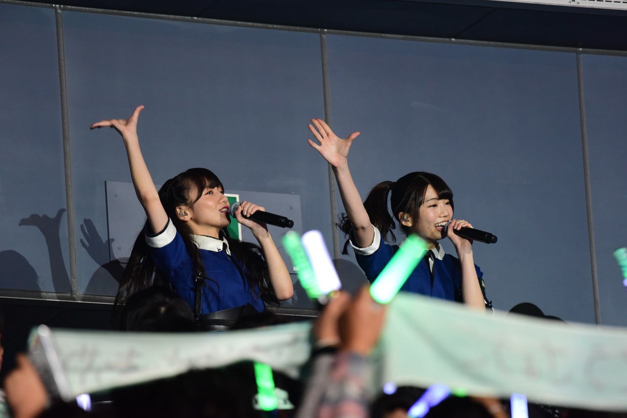 左から齊藤京子、高本彩花。
