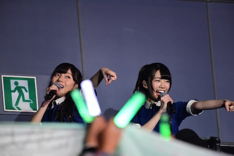 左から齊藤京子、高本彩花。