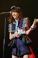 マイクスタンドを使って歌う真山りか。