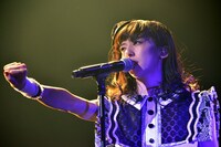 マイクスタンドを使って歌う真山りか。