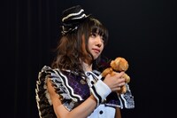 熊のぬいぐるみを持つ真山りか。