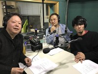 左からタケカワユキヒデ、Sujin、K。