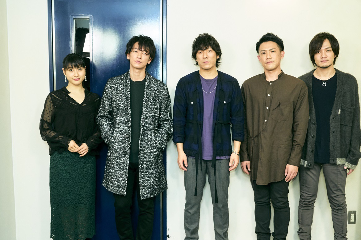 左から土屋太鳳、佐藤健、back number。