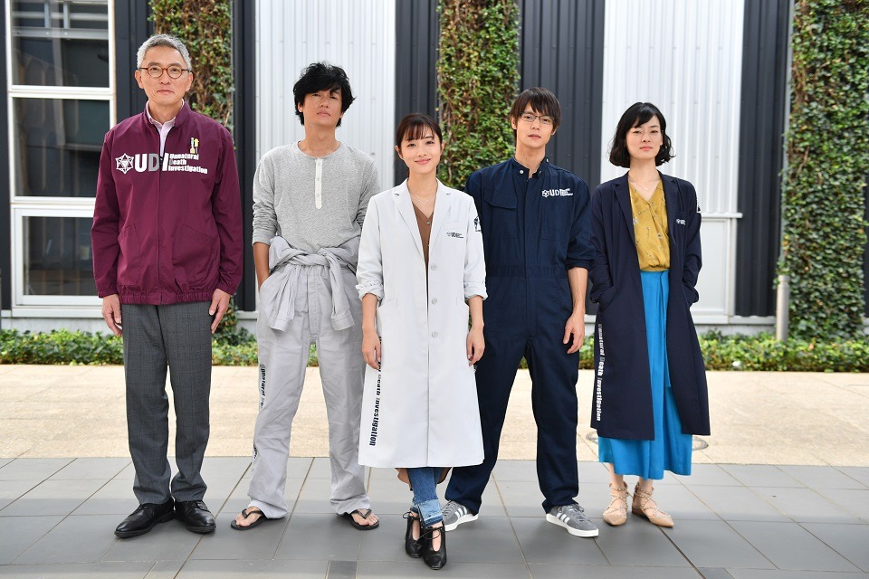 TBS系ドラマ「アンナチュラル」の出演者。左から松重豊、井浦新、石原さとみ、窪田正孝、市川実日子。(c)TBS