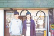flumpoolの尼川元気（B）と山村隆太（Vo）。