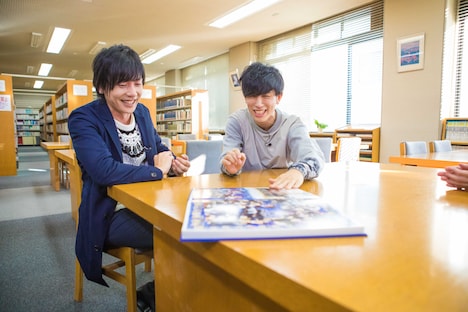 母校を訪問する山村隆太（Vo）と尼川元気（B）。