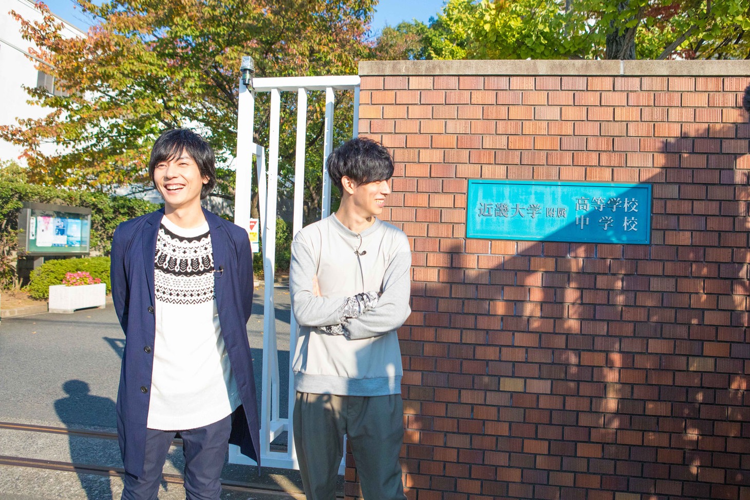 母校を訪問する山村隆太（Vo）と尼川元気（B）。