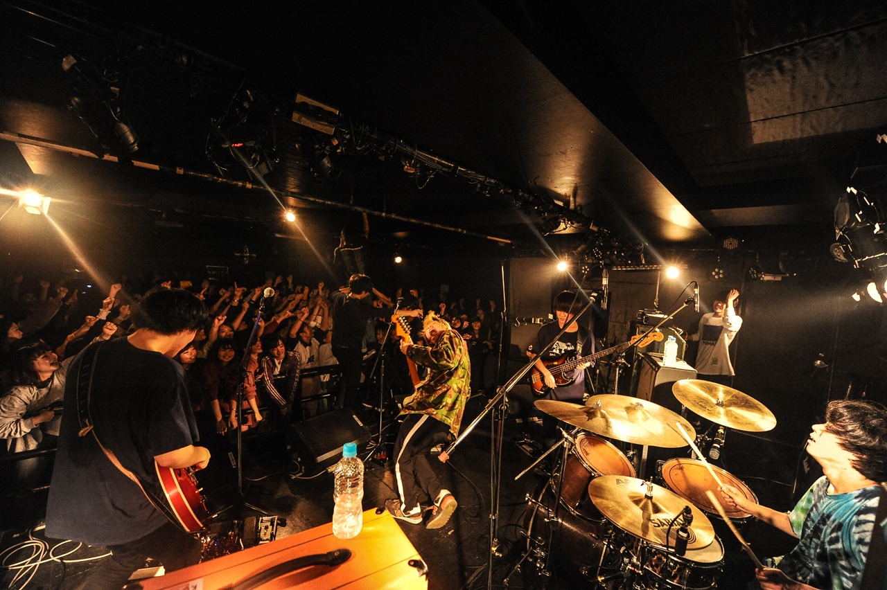 横山優也（Vo, G / KOTORI）の代わりにギターを弾くカマタリョウガ（G, Cho / FOMARE）（Photo by MASANORI FUJIKAWA）