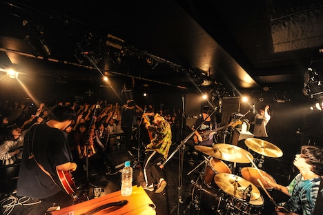 横山優也（Vo, G / KOTORI）の代わりにギターを弾くカマタリョウガ（G, Cho / FOMARE）（Photo by MASANORI FUJIKAWA）