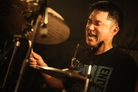 高永和裕基（Dr / bacho）（Photo by MASANORI FUJIKAWA）