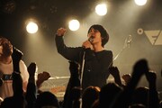 「NENASHIGUSA」を歌う横山優也（Vo, G / KOTORI）を見守る北畑欽也（Vo, G / bacho）。（Photo by MASANORI FUJIKAWA）