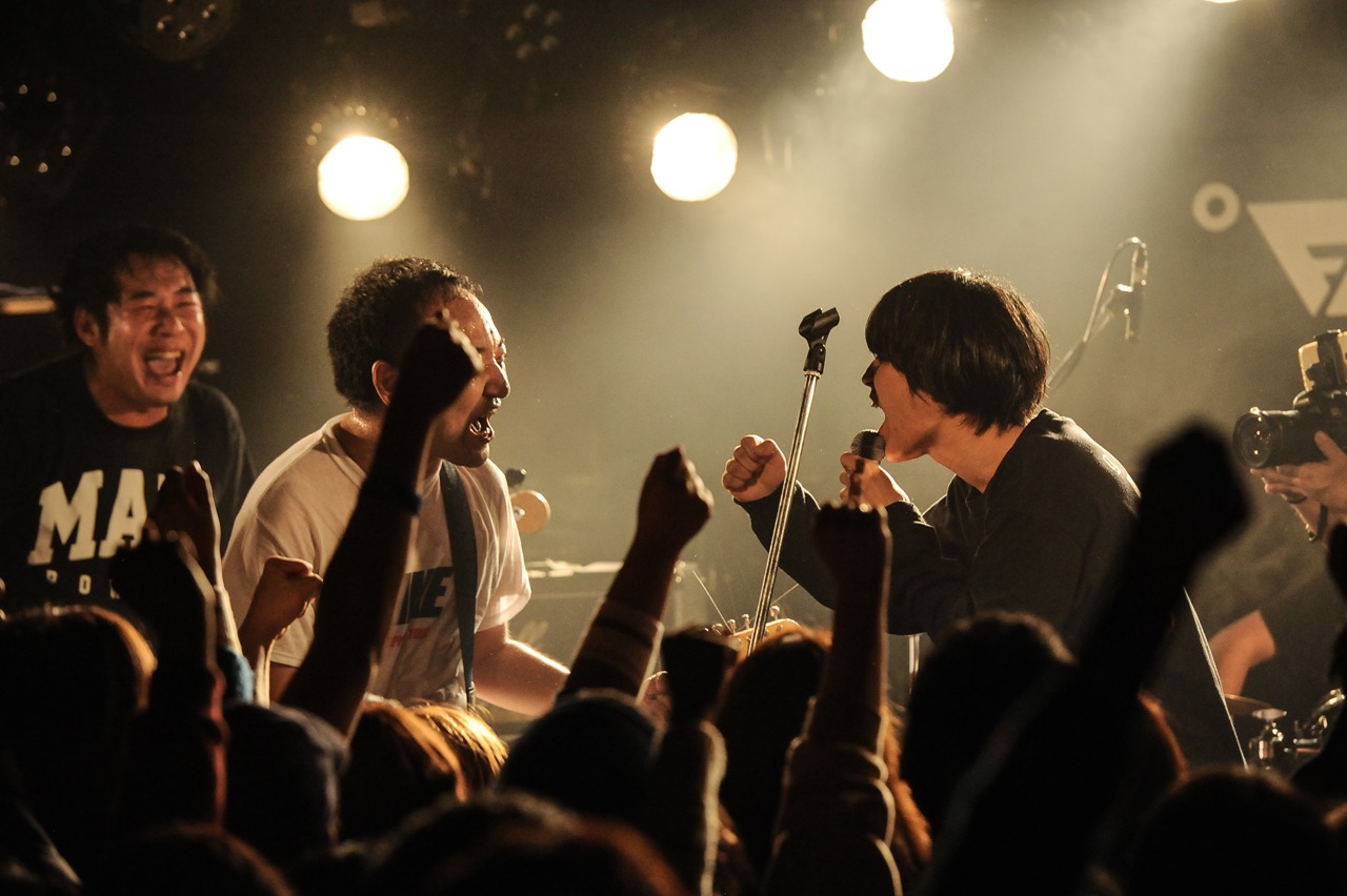 「NENASHIGUSA」を歌う横山優也（Vo, G / KOTORI）を見守るbachoメンバー。（Photo by MASANORI FUJIKAWA）