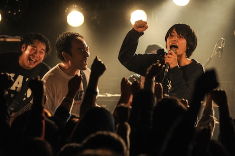 「NENASHIGUSA」を歌う横山優也（Vo, G / KOTORI）を見守るbachoメンバー。（Photo by MASANORI FUJIKAWA）