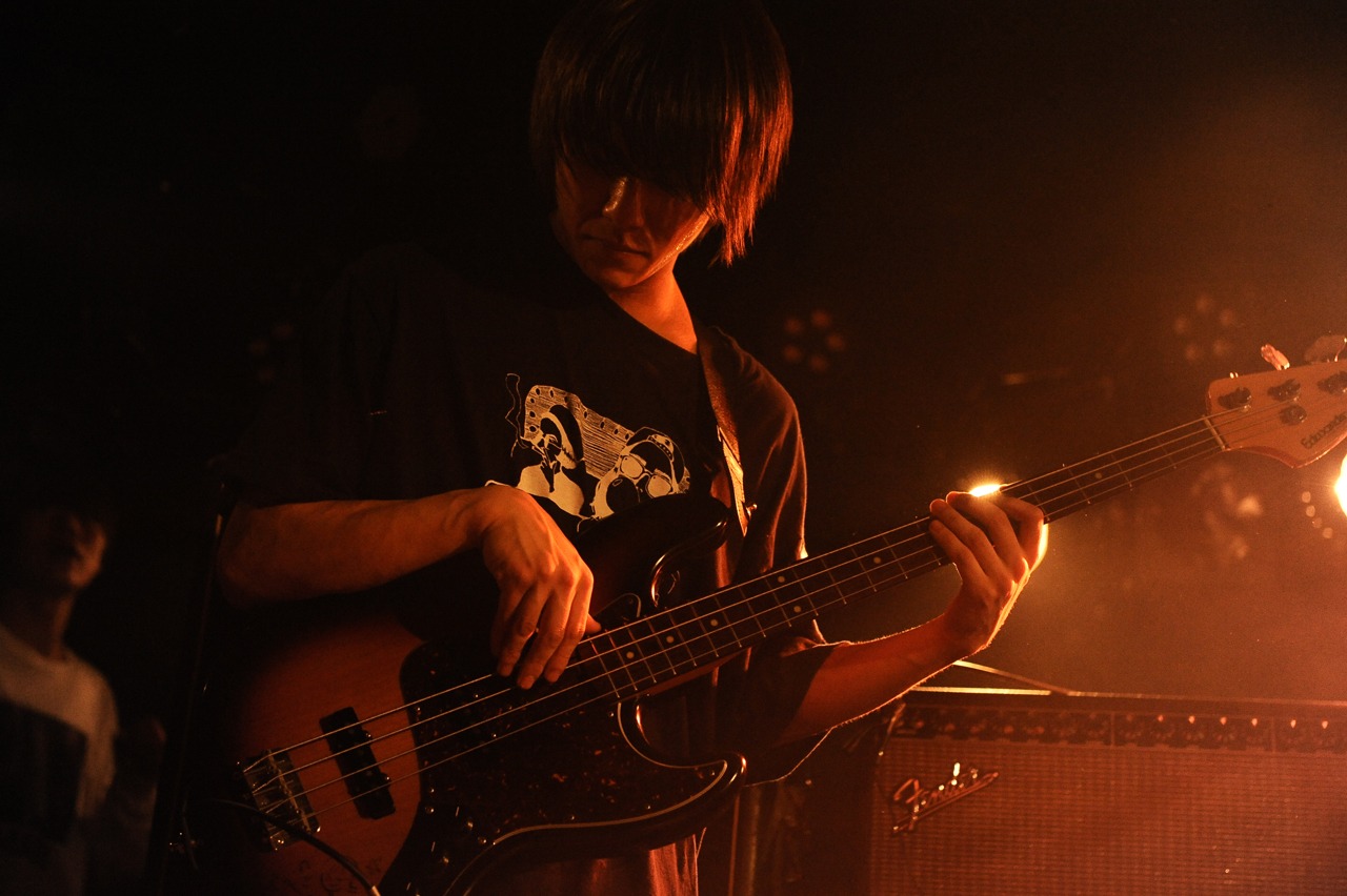 佐藤知己（B / KOTORI）（Photo by MASANORI FUJIKAWA）