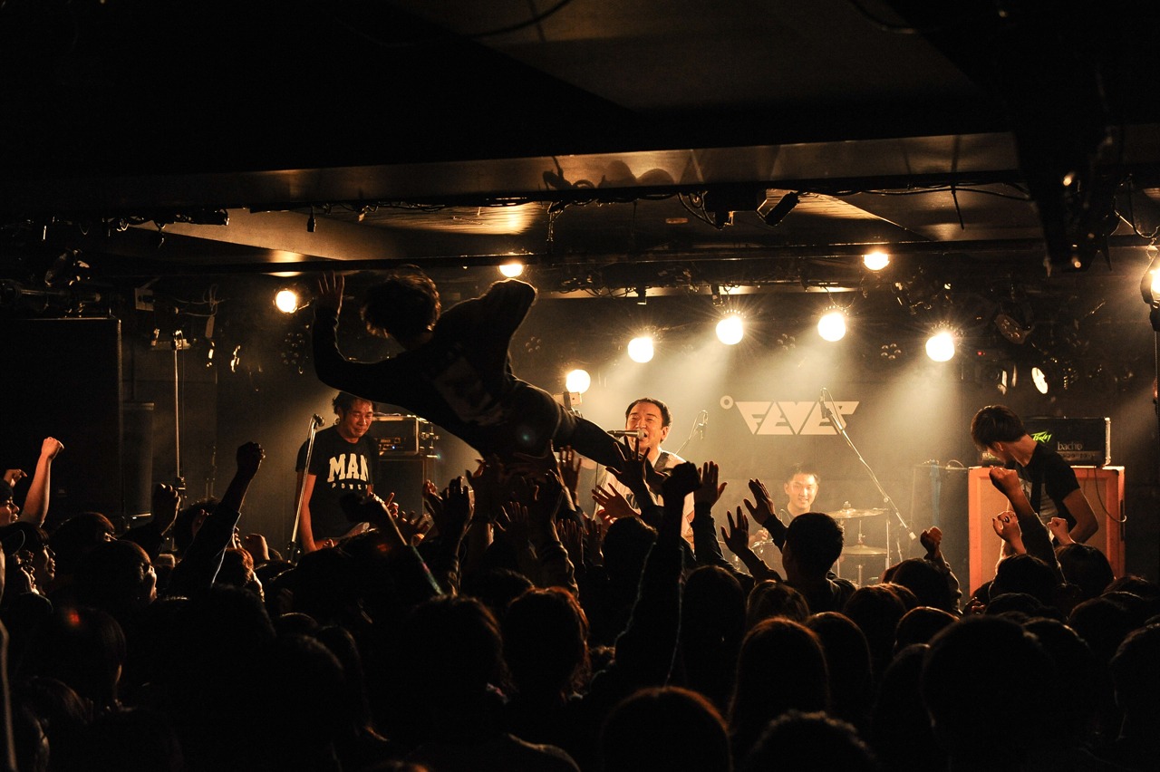 「NENASHIGUSA」を歌い終わりフロアにダイブする横山優也（Vo, G / KOTORI）。（Photo by MASANORI FUJIKAWA）