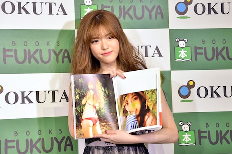 写真集のお気に入りのカットを広げる松村沙友理（乃木坂46）。