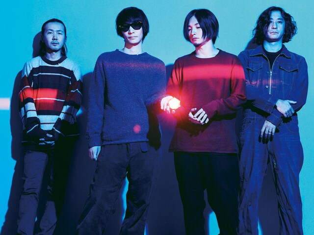 ART-SCHOOL。左から2番目が木下理樹（Vo, G）、右端が中尾憲太郎（B）。