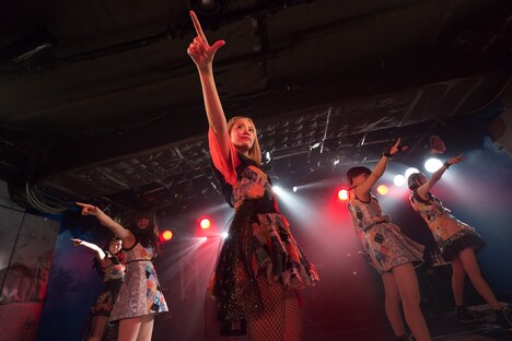 ベイビーレイズJAPAN「EMOTIONAL IDOROCK FES. 2017～乙女にくびったけ！～」東京・新宿LOFT 公演の様子。（写真提供：レプロエンタテインメント）