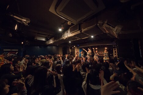 ベイビーレイズJAPAN「EMOTIONAL IDOROCK FES. 2017～乙女にくびったけ！～」東京・新宿LOFT 公演の様子。（写真提供：レプロエンタテインメント）