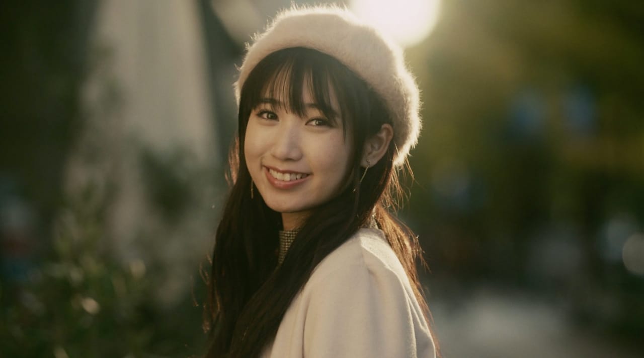 上野優華「おはよう」のミュージックビデオのワンシーン。