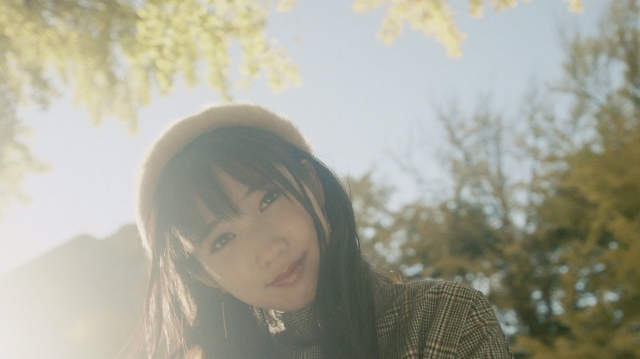 上野優華「おはよう」のミュージックビデオのワンシーン。
