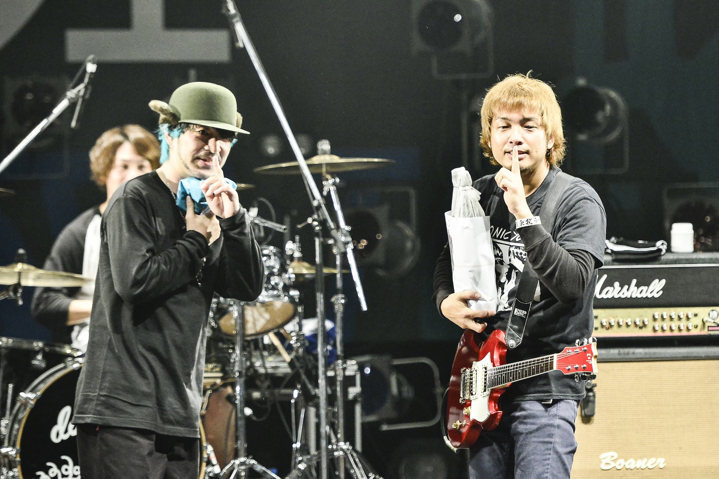 左からLOW IQ 01、SUGA（dustbox）。（撮影：橋本塁[SOUND SHOOTER]）