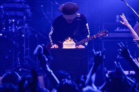 誕生日ケーキのロウソクの火を吹き消すLOW IQ 01。（撮影：橋本塁[SOUND SHOOTER]）