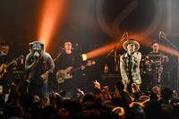 LOW IQ 01 & MASTER LOWとTokyo Tanaka（MAN WITH A MISSION）。（撮影：橋本塁[SOUND SHOOTER]）