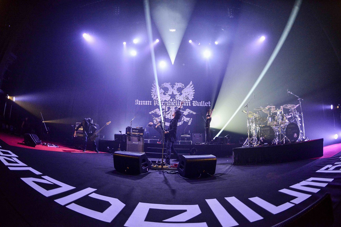 9mm Parabellum Bulletのライブの様子。