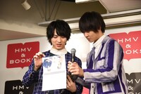 お気に入りの写真を探す吉田仁人と佐野勇斗。