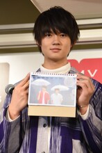 6月のページを見せる佐野勇斗。