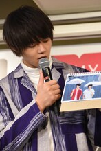 6月のページを説明する佐野勇斗。