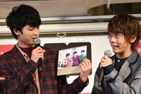 お気に入りの写真について語る板垣瑞生と山崎悠稀。