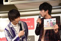 お気に入りの写真について説明する佐野勇斗と板垣瑞生。