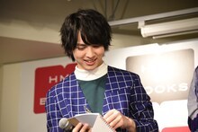 お気に入りの写真を探す吉田仁人。